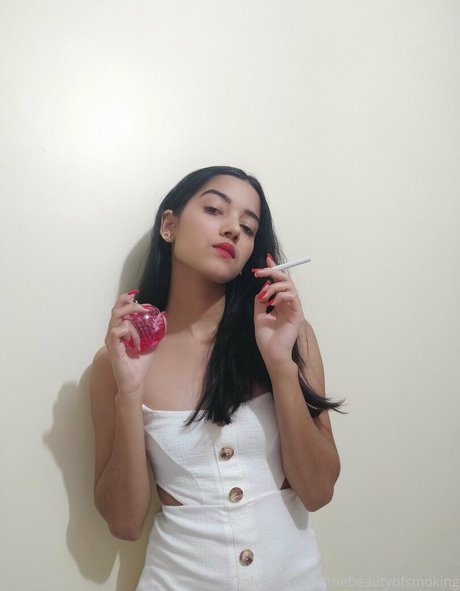 Nacktes geleaktes OnlyFans-Foto von Thebeautyofsmoking