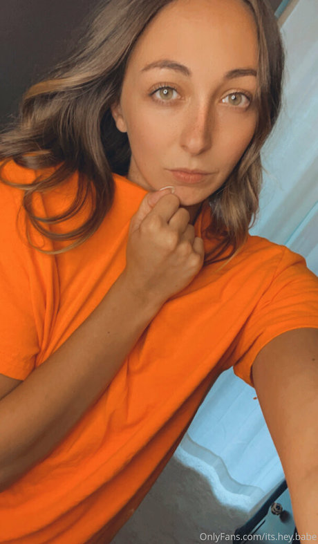 Nacktes geleaktes OnlyFans-Foto von Yourheybabe