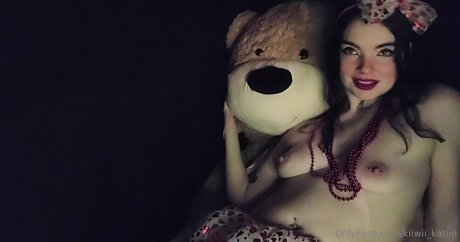 Nacktes geleaktes OnlyFans-Foto von Kiiwiikatiie