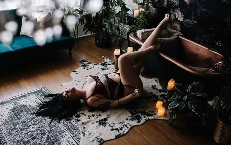 Nacktes geleaktes OnlyFans-Foto von Raeofgothiccsunshine