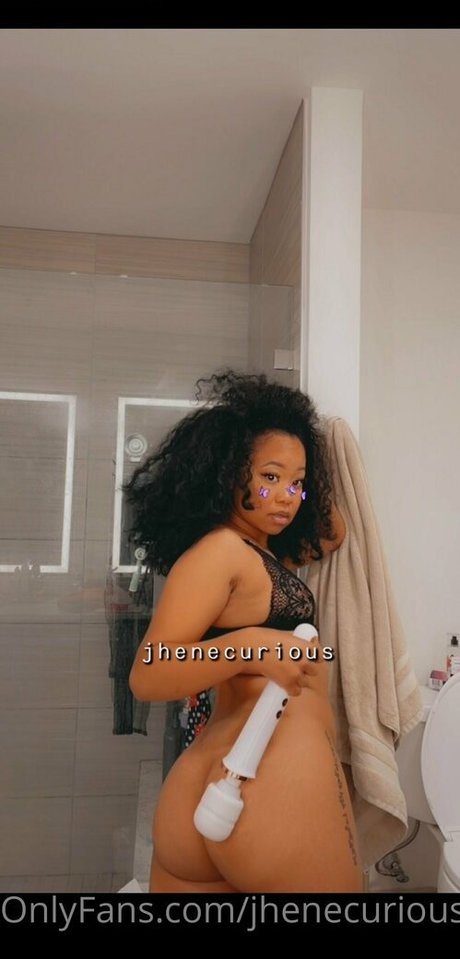Nacktes geleaktes OnlyFans-Foto von Jhenecurious