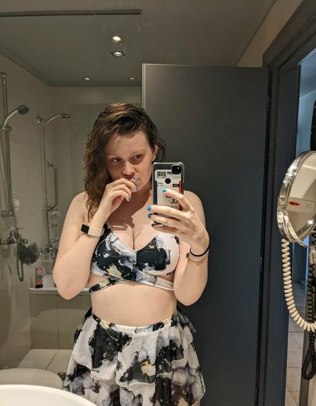 Nacktes geleaktes OnlyFans-Foto von Reach For The Peach