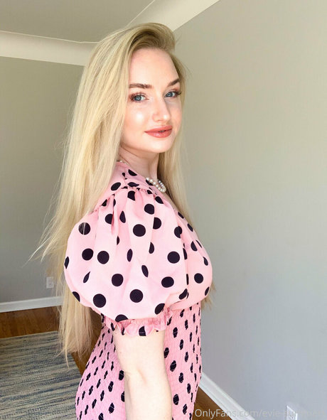 Nacktes geleaktes OnlyFans-Foto von Eviesummers