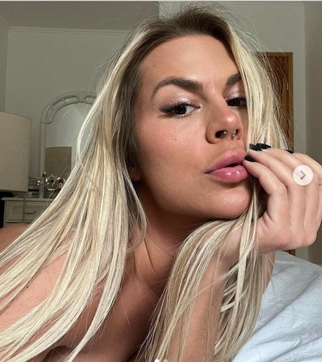 Nacktes geleaktes OnlyFans-Foto von Zlata Shine 