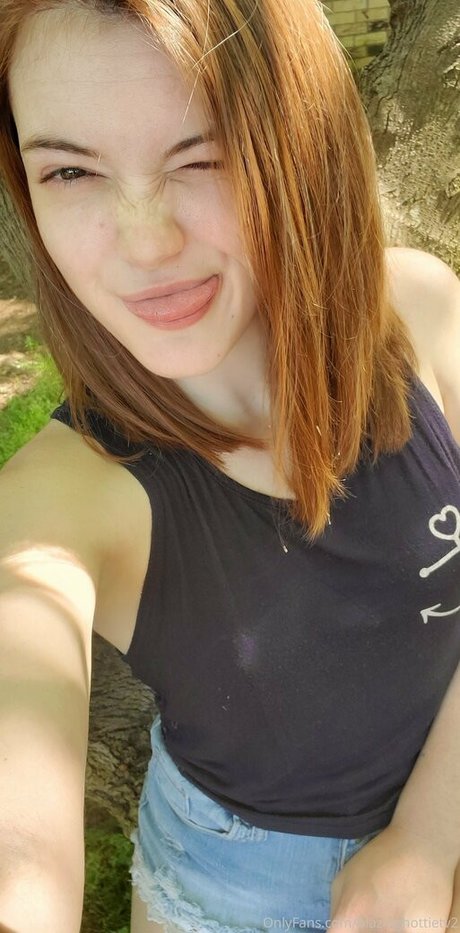 Nacktes geleaktes OnlyFans-Foto von Blazinghottietv2