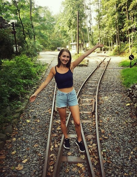 Brunnette3