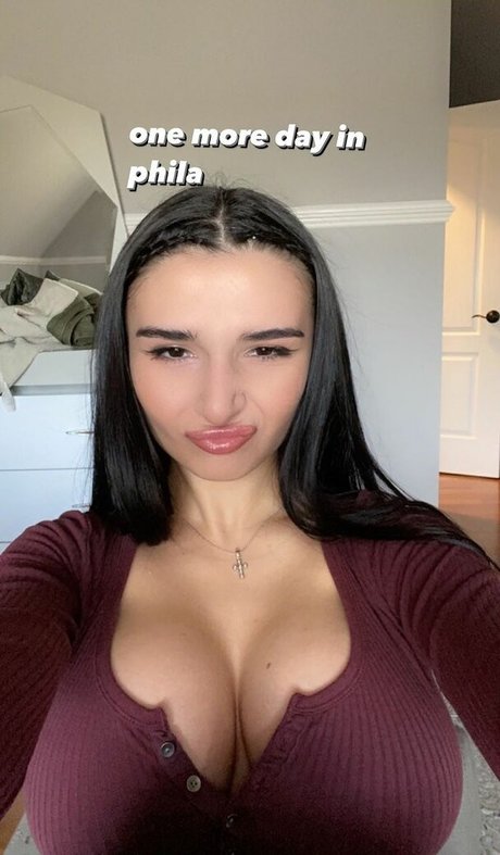 Nacktes geleaktes OnlyFans-Foto von Molly Kazi