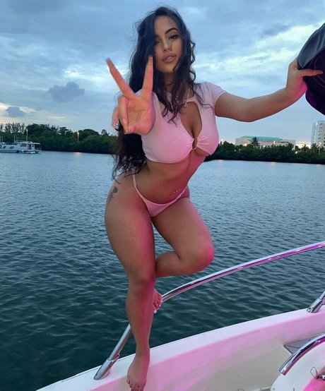 Nacktes geleaktes OnlyFans-Foto von Theyloveaiza