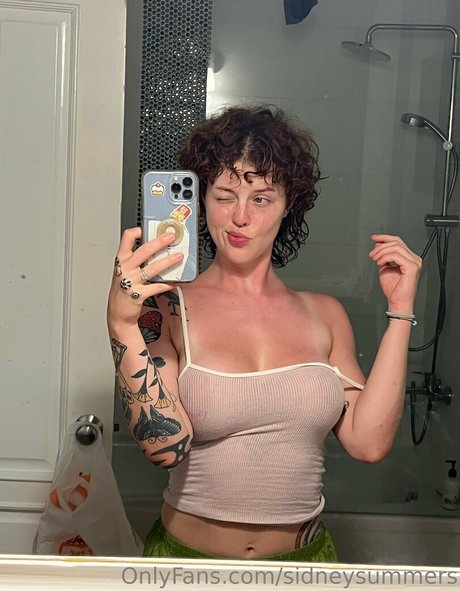 Nacktes geleaktes OnlyFans-Foto von Sidneysummers