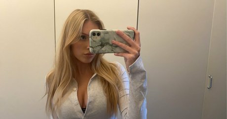 Nacktes geleaktes OnlyFans-Foto von Swegirlmafia