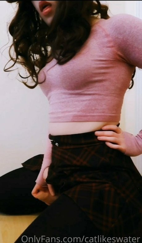 Nacktes geleaktes OnlyFans-Foto von Cat Likes Water