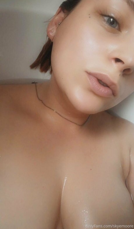 Nacktes geleaktes OnlyFans-Foto von Skyemoore