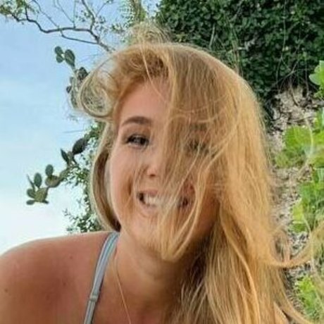 Nacktes geleaktes OnlyFans-Foto von Batty Red Hair