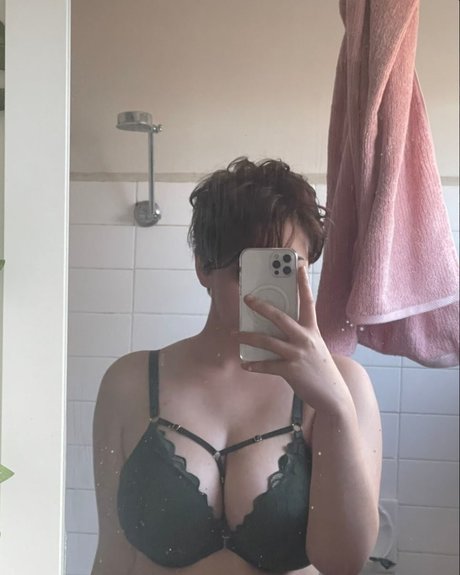 Nacktes geleaktes OnlyFans-Foto von Bitterbritt