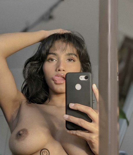 Nacktes geleaktes OnlyFans-Foto von kalanifernando