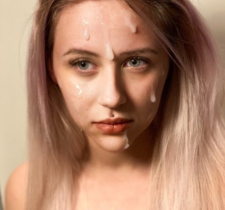 Nacktes geleaktes OnlyFans-Foto von Charlotte Marlone