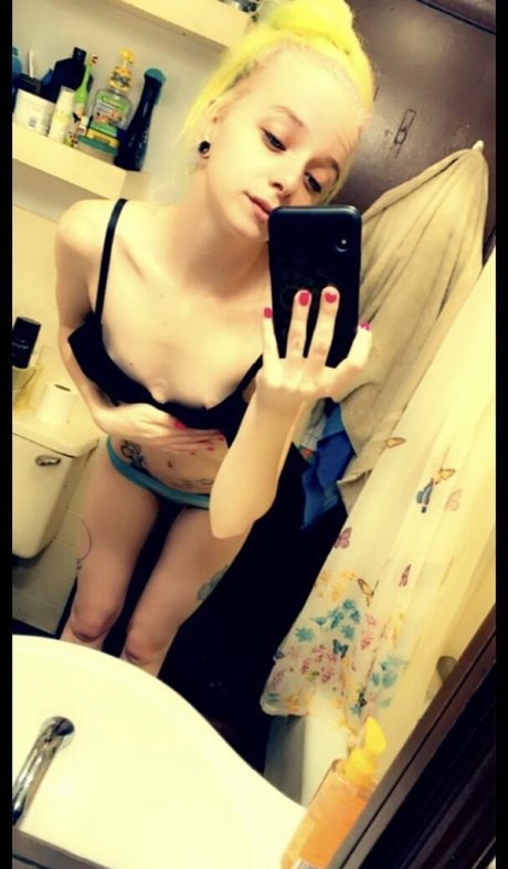 Nacktes geleaktes OnlyFans-Foto von Petitepixie69