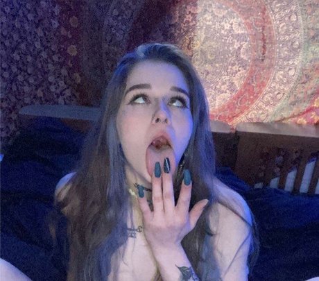Nacktes geleaktes OnlyFans-Foto von Cosmicalienlove