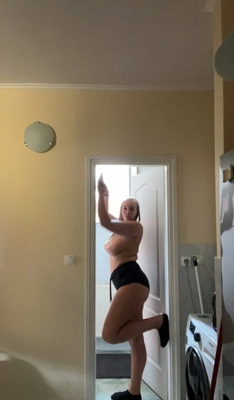 Avabusty10