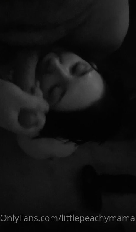 Nacktes geleaktes OnlyFans-Foto von Littlepeachymama