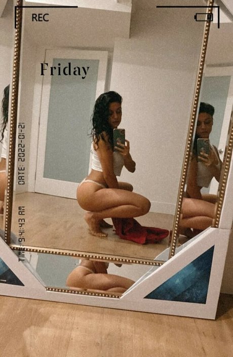Nacktes geleaktes OnlyFans-Foto von Skinnyroti