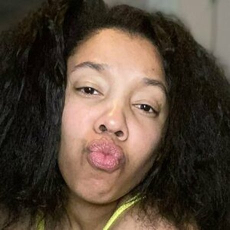 Nacktes geleaktes OnlyFans-Foto von Uniquesativa