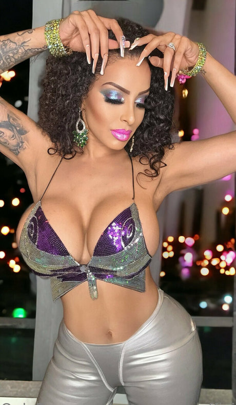 Nacktes geleaktes OnlyFans-Foto von Missmeenaofficial