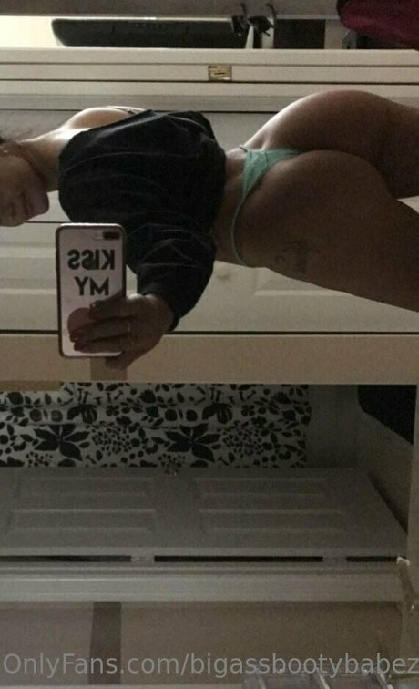 Nacktes geleaktes OnlyFans-Foto von Bigassbootybabez