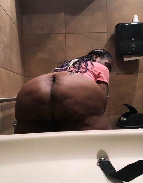 Nacktes geleaktes OnlyFans-Foto von Cheekiifemme