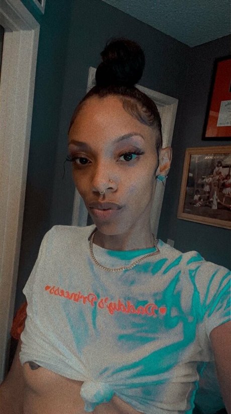 Nacktes geleaktes OnlyFans-Foto von Allucaneatwoo