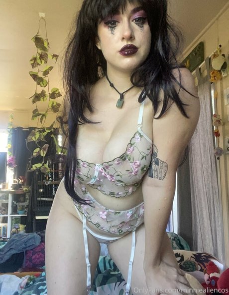 Nacktes geleaktes OnlyFans-Foto von Minniealiencos