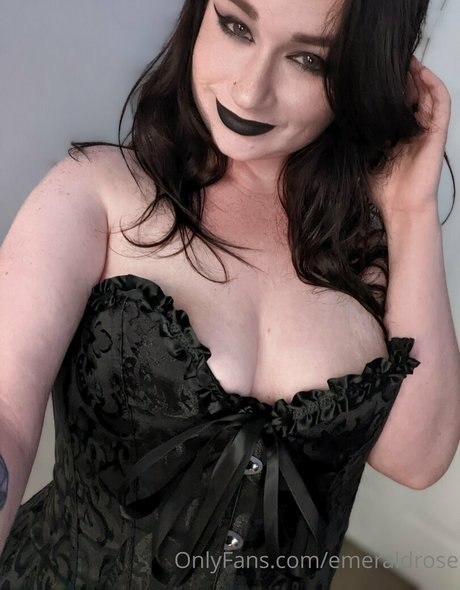 Nacktes geleaktes OnlyFans-Foto von Emeraldrose