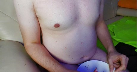 Nacktes geleaktes OnlyFans-Foto von Bellystuffingfan