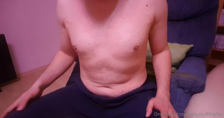 Nacktes geleaktes OnlyFans-Foto von Bellystuffingfan