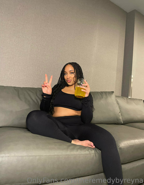 Nacktes geleaktes OnlyFans-Foto von Theremedybyreyna