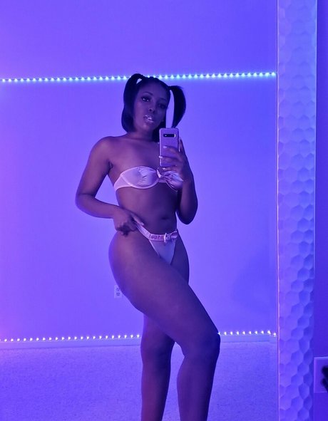 Nacktes geleaktes OnlyFans-Foto von Mirascarlett