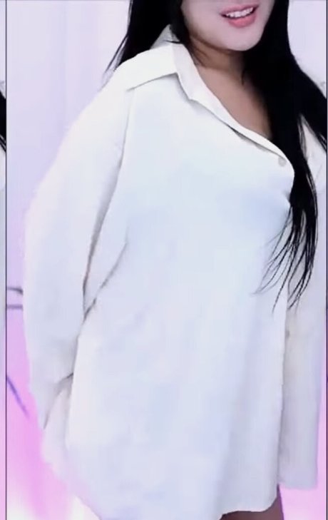 Nacktes geleaktes OnlyFans-Foto von Laysha Goeun