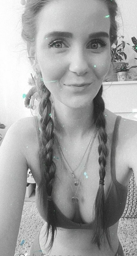 Nacktes geleaktes OnlyFans-Foto von Littlebee