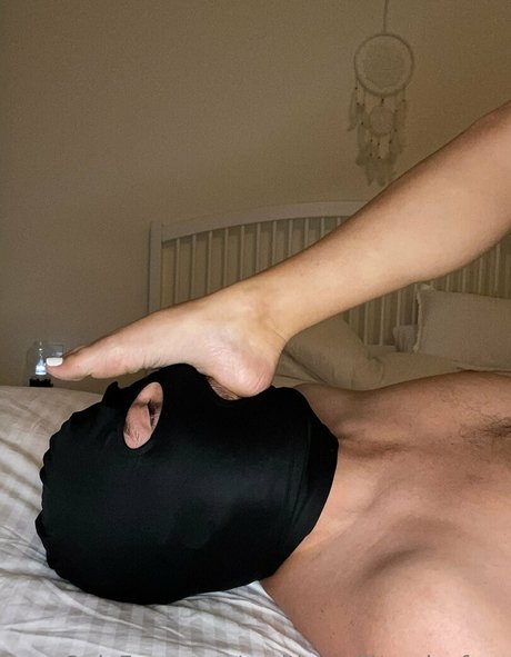 Nacktes geleaktes OnlyFans-Foto von Goddesssilkysolesfree