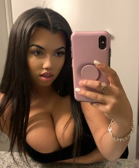 Nacktes geleaktes OnlyFans-Foto von Thelailalove