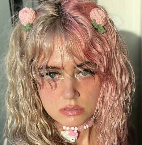Nacktes geleaktes OnlyFans-Foto von Pinkfloweremoji