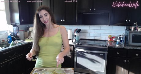 Nacktes geleaktes OnlyFans-Foto von Kitchenwifi