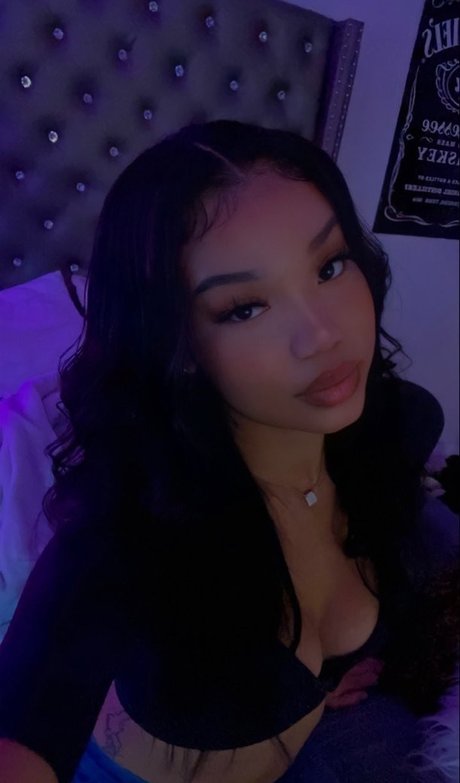 Nacktes geleaktes OnlyFans-Foto von Mikaadenise