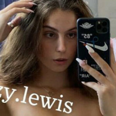 Nacktes geleaktes OnlyFans-Foto von Izzy Lewis