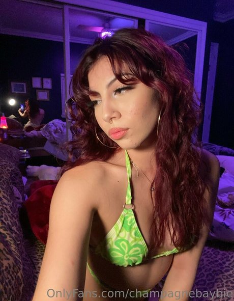 Nacktes geleaktes OnlyFans-Foto von Champagnebaybie