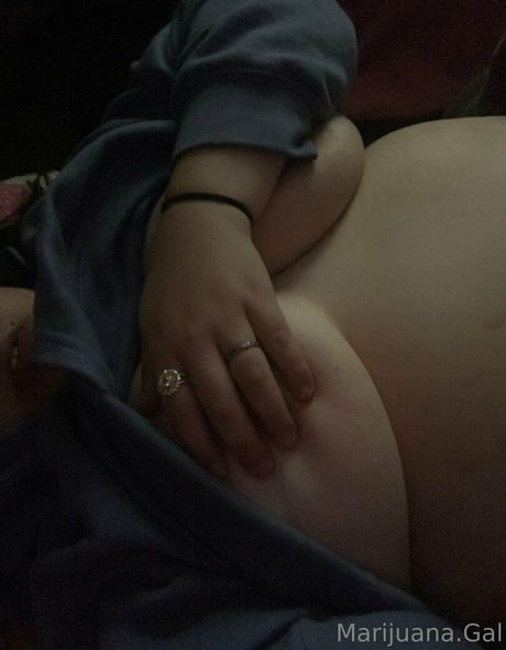 Nacktes geleaktes OnlyFans-Foto von Marijuanagal