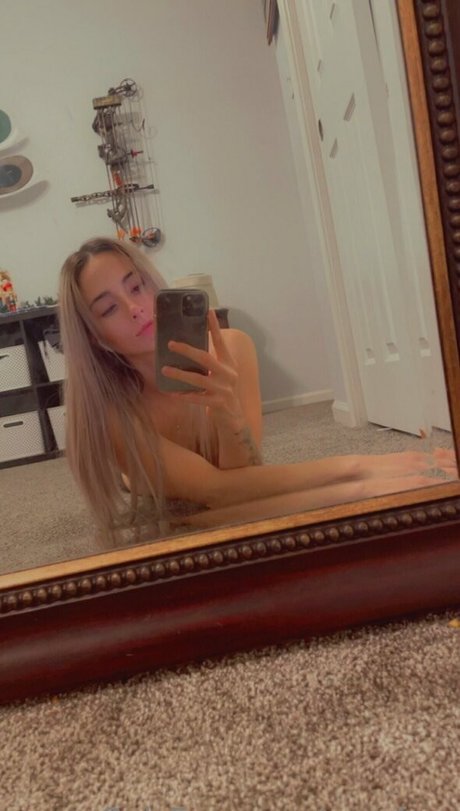 Nacktes geleaktes OnlyFans-Foto von Avesfree