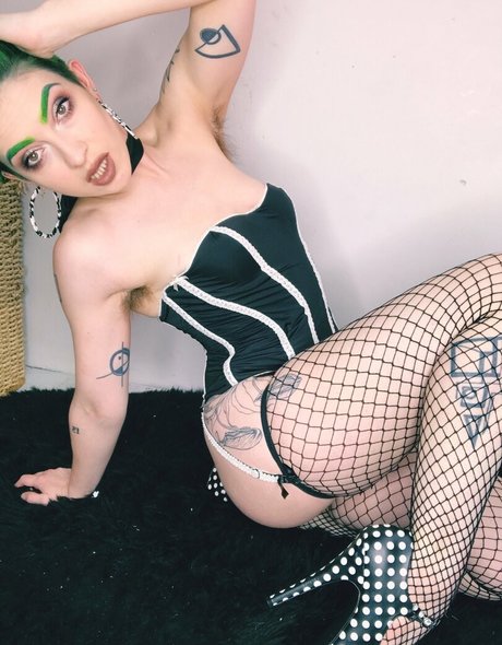 Nacktes geleaktes OnlyFans-Foto von Lolobrow