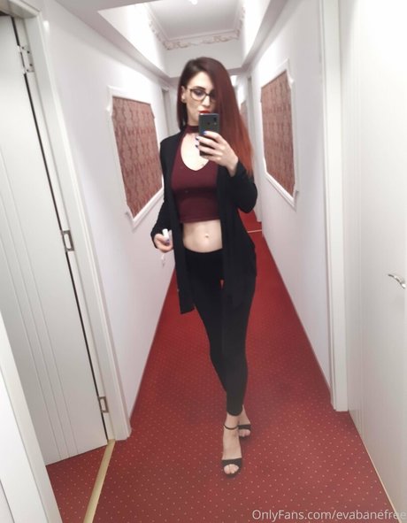 Nacktes geleaktes OnlyFans-Foto von Evabanefree