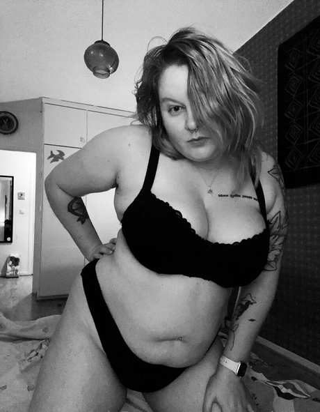 Nacktes geleaktes OnlyFans-Foto von Heyhotheidifree